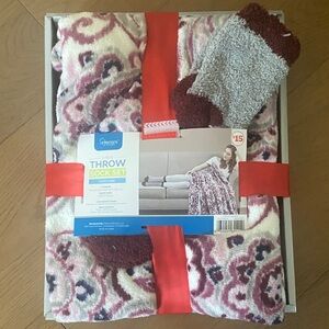 Spencer's Pink and White Throw Blanket Set